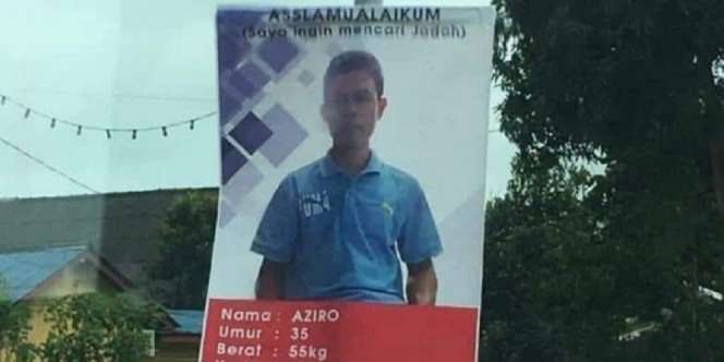 Seorang Pria Memasang Iklan di Spanduk untuk Mencari Pasangan Hidup