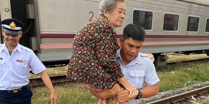 Seorang Kondektur Menggendong Nenek yang Kesulitan untuk Turun dari Kereta