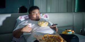 Dampak Buruk Bagi Kamu yang Suka Makan Sambil Tiduran