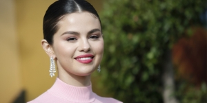  Selena Gomez Mengawali 2020 Dengan Album Baru dan Penampilan Ceria Ala 60an 