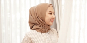 10 Cara Pakai Hijab Segi Empat Kreasi dan Cantik dari yang Simple hingga untuk Pesta