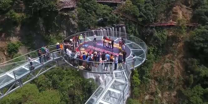 Uji Adrenalinmu dengan Berjalan di Jembatan Qingyuan Gulong Canyon