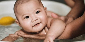 Cara Memandikan Bayi Baru Lahir yang Benar dan Perawatan Tali Pusar