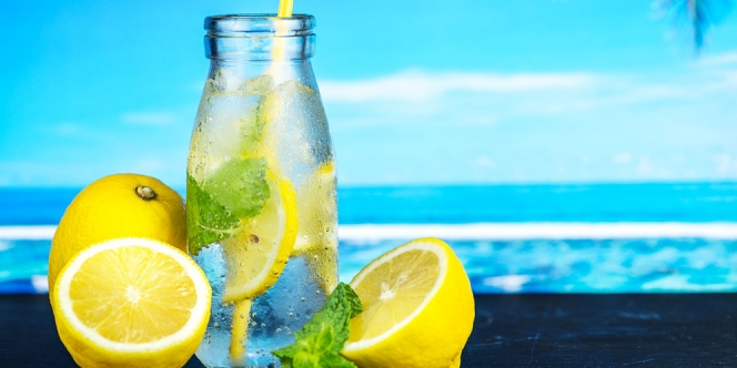 23 Manfaat Air Lemon Hangat untuk Wajah yang Dikonsumsi Setiap Hari