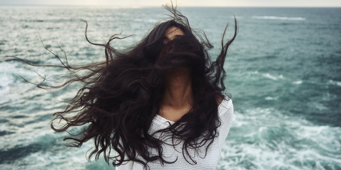 14 Cara Mengatasi Rambut Kering, Bercabang, Kasar dan Mengembang secara Alami