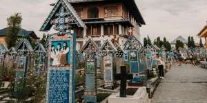 Merry Cemetery, Kuburan yang Jauh dari Kesan Menyeramkan dan Menjadi Obyek Wisata