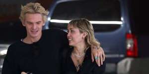 Miley Cyrus Kepergok Berciuman dengan Cody Simpson di Pantai Malibu