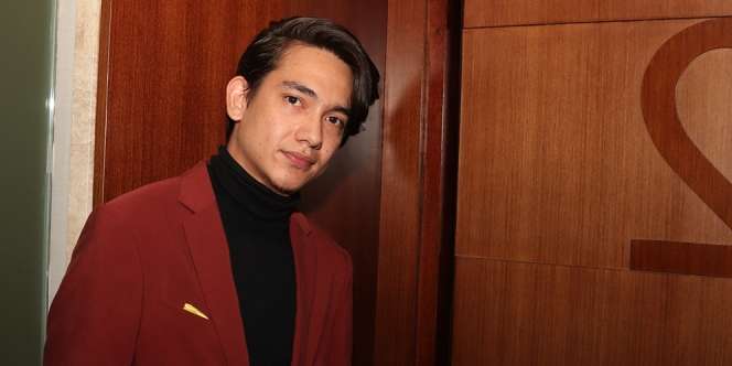 Penampilan Nyentrik, Adipati Dolken Curi Perhatian Netizen