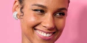 Tampil Di Grammy Tanpa Make Up, Wajah Alicia Keys Terlihat Sehat