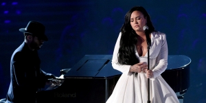 Demi Lovato Menggunakan Soft Glam Make Up Pada Performancenya yang Emosional Di Grammy 2020