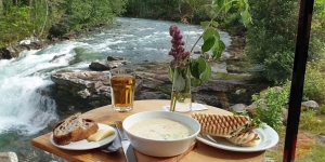 Gudbrandsjuvet Café, Sensasi Minum Kopi dengan Pemandangan Sungai Mengalir