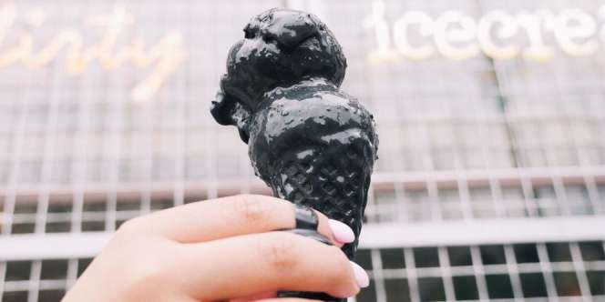 Menikmati Black Buko, Es Krim Hitam yang Nampak Garang namun Tetap Segar