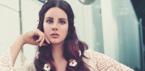 Gaun Lana Del Rey's Saat Malam Grammy Ternyata Item Last Minute di Mall