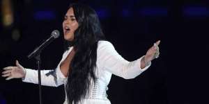 Demi Lovato Berlinang Air Mata Saat Debut 'Anyone' di Panggung Grammy Awards