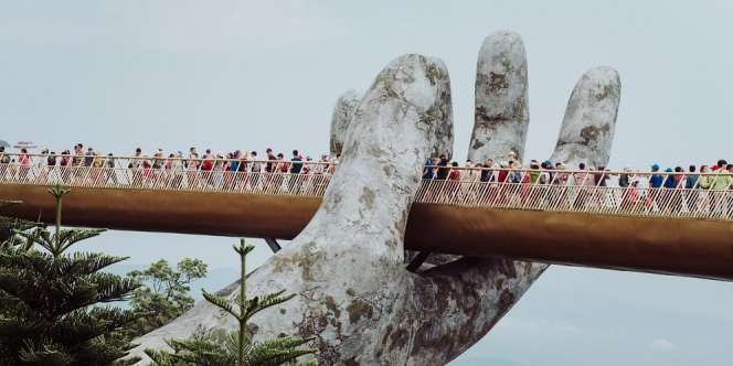 Sensasi Menyusuri Jembatan Emas yang Digenggam Oleh Tangan Raksasa di Vietnam