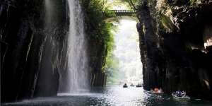 Menyusuri Keindahan Sungai di Air Terjun Manai 