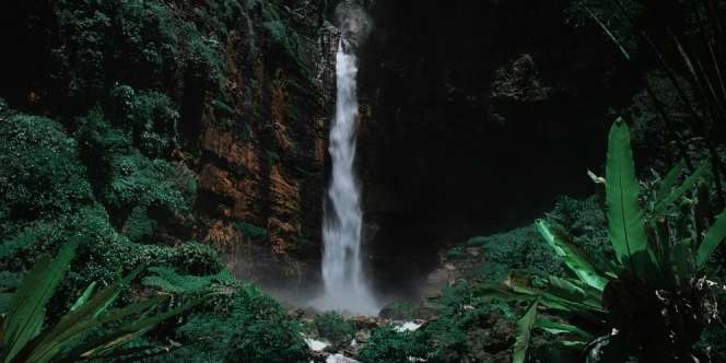 Bagaikan Kapas yang Jatuh ke Bawah, Inilah Pesona Air Terjun Kapas Biru