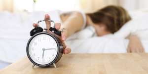 Sering Menunda Alarm buat Tidur Lagi, dari Buat Otak Bingung sampai Tanda Kamu Cerdas