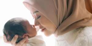 Menggendong Bayi Pakai Teknik TICKS ala Rachel Vennya, Beneran Aman?