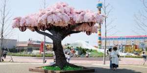 Pohon Sakura Ini Terbuat dari 800.000 Lego, Gimana Bikinnya?