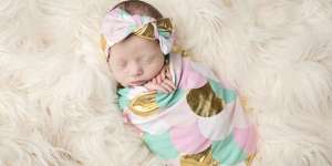Benarkah Bedong Bayi Dilakukan Agar Kaki si Kecil Nggak Bengkok?