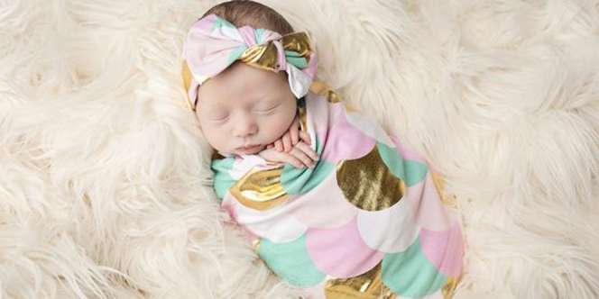 Benarkah Bedong Bayi Dilakukan Agar Kaki si Kecil Nggak Bengkok?