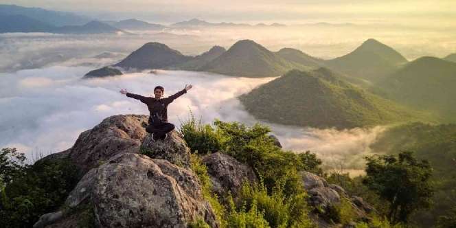 Sensasi Berdiri di Atas Awan Bukit Cumbri, Memandang Lautan Awan yang Indah