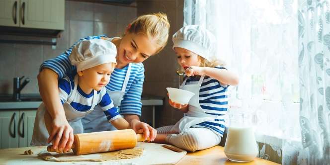 Melibatkan Anak di Pekerjaan Dapur, Aman Nggak ya?