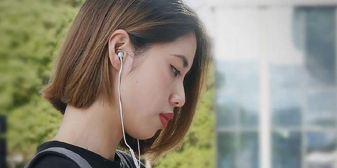 Jangan Terlalu Lama Pakai Earphone, Bisa Jadi Kamu Seperti Ini