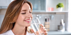 Minum Air Panas Bisa Nurunin Berat Badan, Emang Iya?