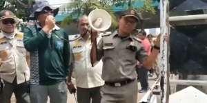 Viral, Video Satpol PP Surabaya Menertibkan Pedagang dengan Cara yang Unik