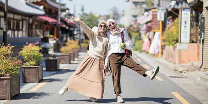 Ingin Tampil Sporty, Meski Pakai Hijab? Yuk Ikuti Gaya Seleb Berikut Ini