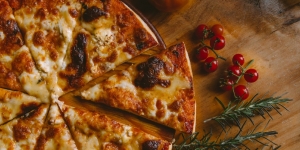 Penasaran Nggak Sih, Kenapa Pizza Selalu Dipotong Segitiga?