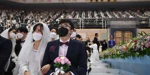 Para Mempelai di Korea Selatan Gunakan Masker Saat Nikah Massal