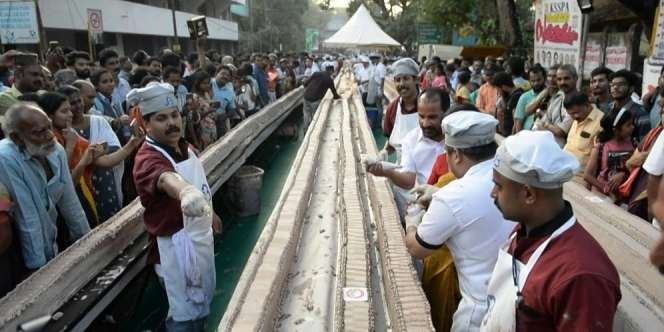 Rekor, Pembuat Roti di Kerala India membuat Kue Terpanjang di Dunia, Sampe 6 KM Lho