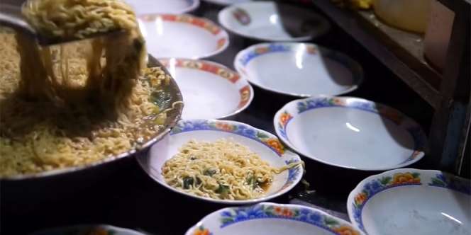 Mie Soden Kota Batu, Sensasi Antri Satu Jam Untuk Satu Porsi Mie Instan