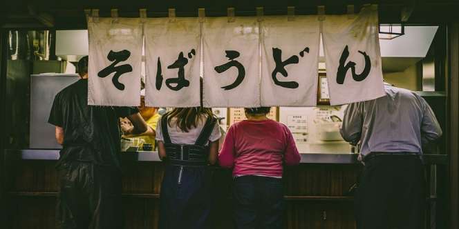 Di Jepang Ada Kota yang Melarang Orang Makan Sambil Jalan, Kenapa Ya?