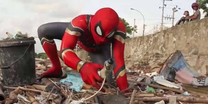 Bantu Jaring Sampah yang Berserakan, Aksi Spider-Man Asal Parepare Ini Bikin Kagum