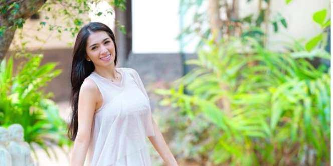 8 Pose Hot Angel Karamoy, Artis Sinetron yang Gemar Traveling