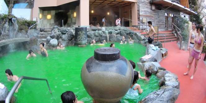 Di Jepang Ada Kolam Berisi Kopi, Teh Hijau dan Anggur, Habis Mandi Nggak Disemutin?