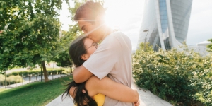Sering Dianggap Romantis, Sebenarnya Apa sih Makna Cium Kening?