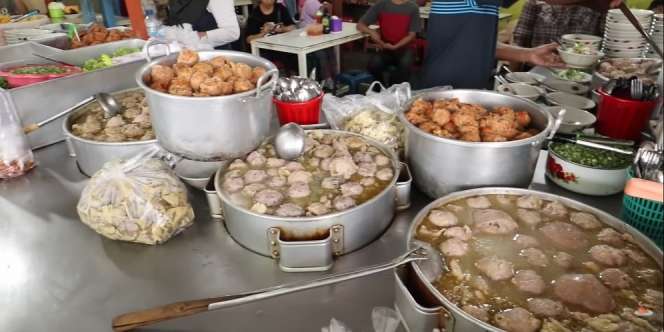 Ludes Dalam 4 Jam, Bakso Cak Pitung Selalu Ramai Diserbu Pelanggan