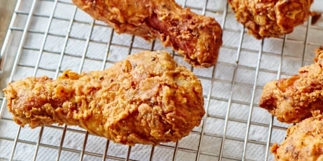 10 Resep Cara Membuat Ayam Goreng Tepung Crispy Mentega dengan Sambal Bumbu Goreng Serundeng