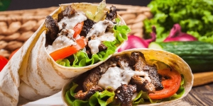 10 Resep Cara Membuat Kebab Turki Kulit Tanpa Oven dengan Sosis, Ayam, dan Daging Giling Sederhana