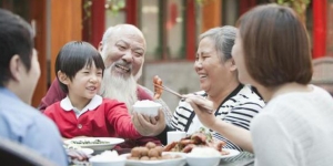 Sadar Nggak sih, Kakek-Nenek yang Menghabiskan Waktu Bersama Cucu Cenderung Lebih Bahagia