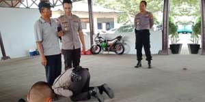 Bentuk Syukur dan Rasa Sayang Pada Orang Tua, Calon Polisi di Palu Sujud di Kaki Sang Ayah