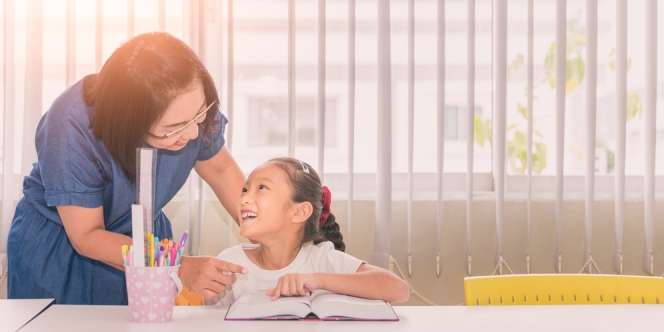 Keseringan Puji Anak Pintar Ternyata Bikin Dia Nggak Berkembang, Kok Bisa?