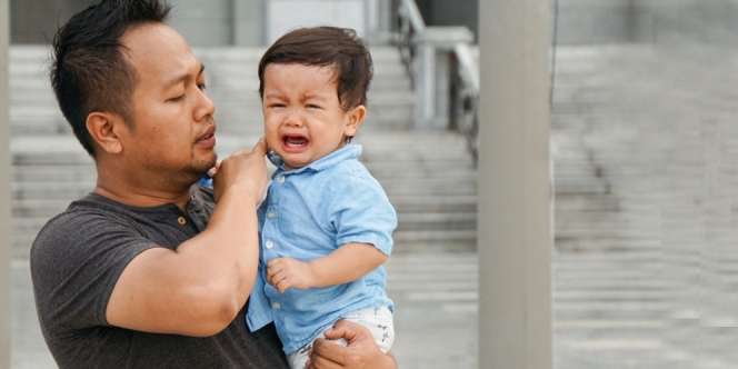 Anak Lagi Tantrum? Jangan Buru-Buru Kasih Ponsel ya, Bun