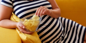 Wanita Hamil Nggak Boleh Makan Keripik, Takut Bayi di Kandungan Tersedak kah?
