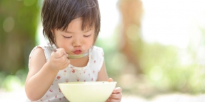 Biar Biasa Makan Sendiri, di Umur Berapa Anak Harus Mulai Berhenti Disuapi?